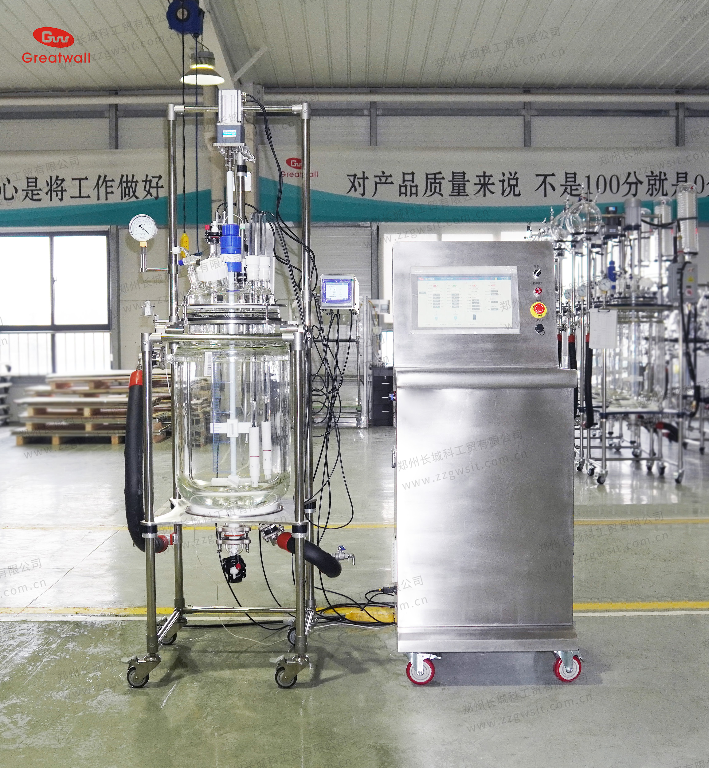 PLC智能控制50L雙層玻璃反應(yīng)釜 ——科研實(shí)驗(yàn)與中試生產(chǎn)一體化解決方案！